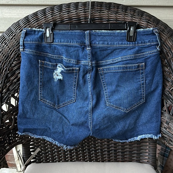 Torrid 3.5 Inch Vintage Stretch Mid-Rise Short 12 - Picture 7 of 12